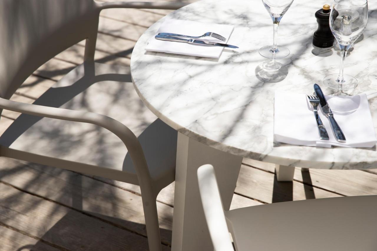Hotel Plage Palace & Spa Palavas-les-Flots Exteriör bild A table with a marble tabletop