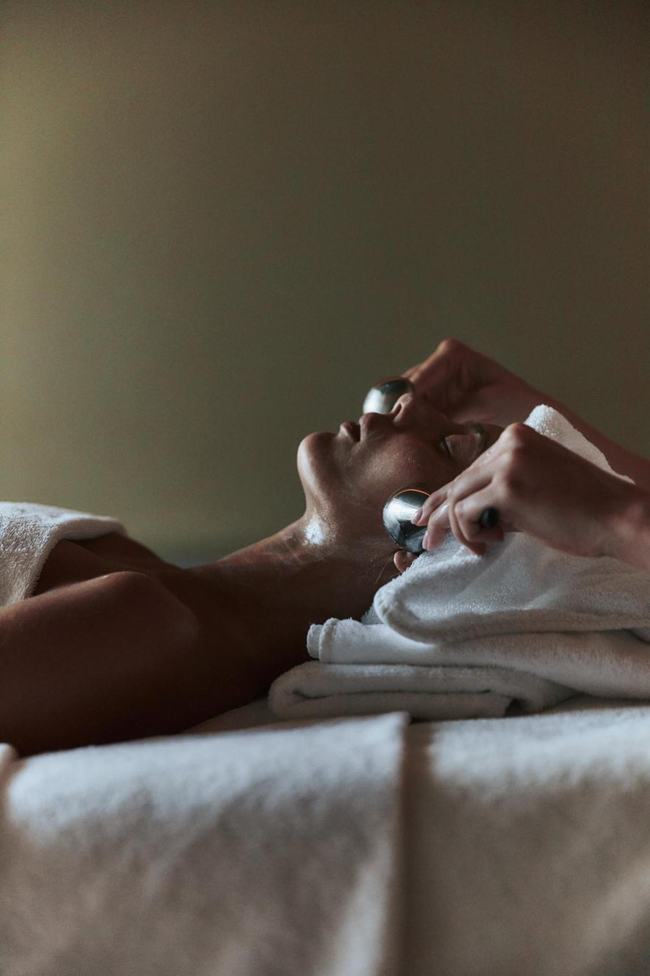Hotel Plage Palace & Spa Palavas-les-Flots Exteriör bild A woman receiving a facial treatment