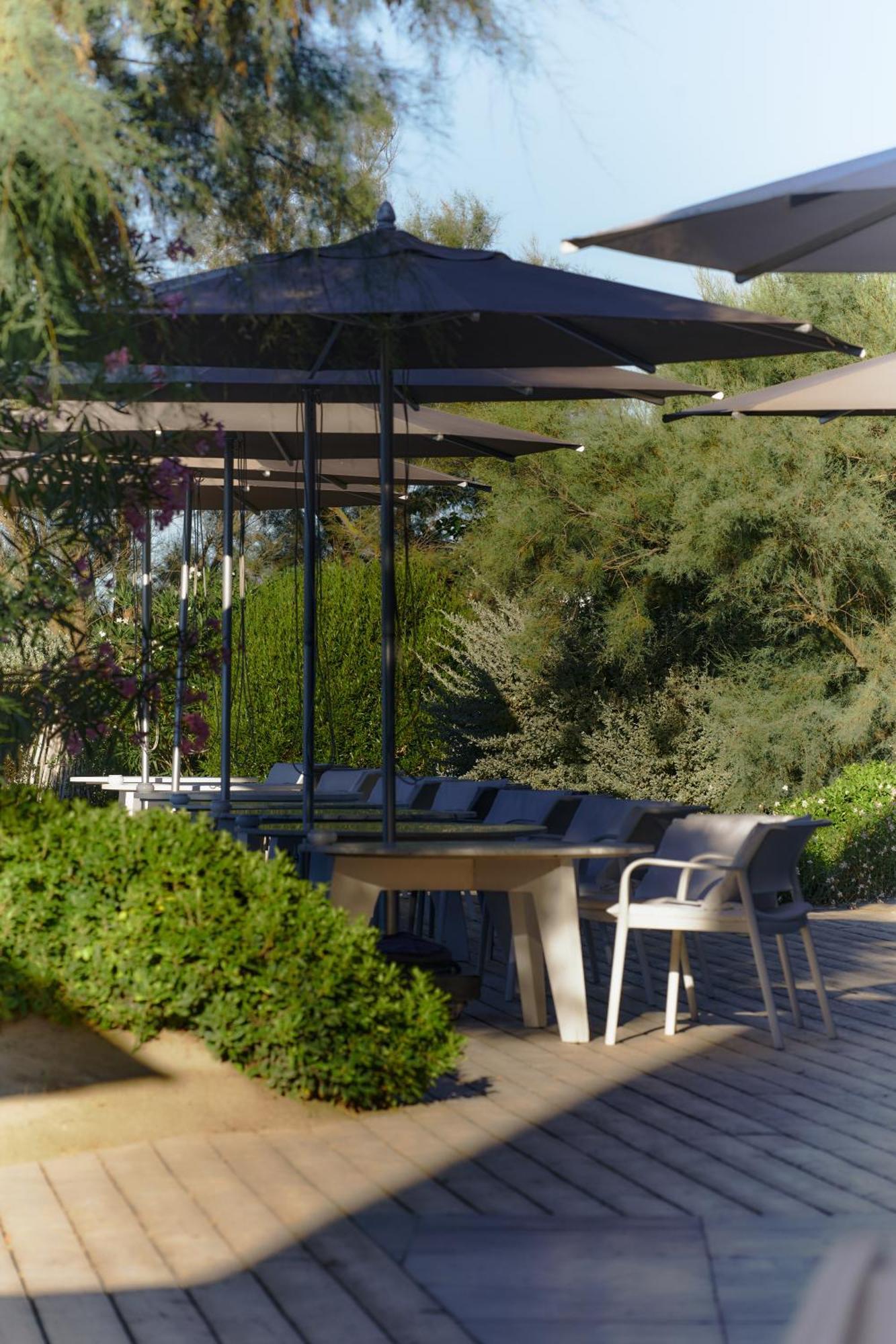 Hotel Plage Palace & Spa Palavas-les-Flots Exteriör bild The patio at the restaurant