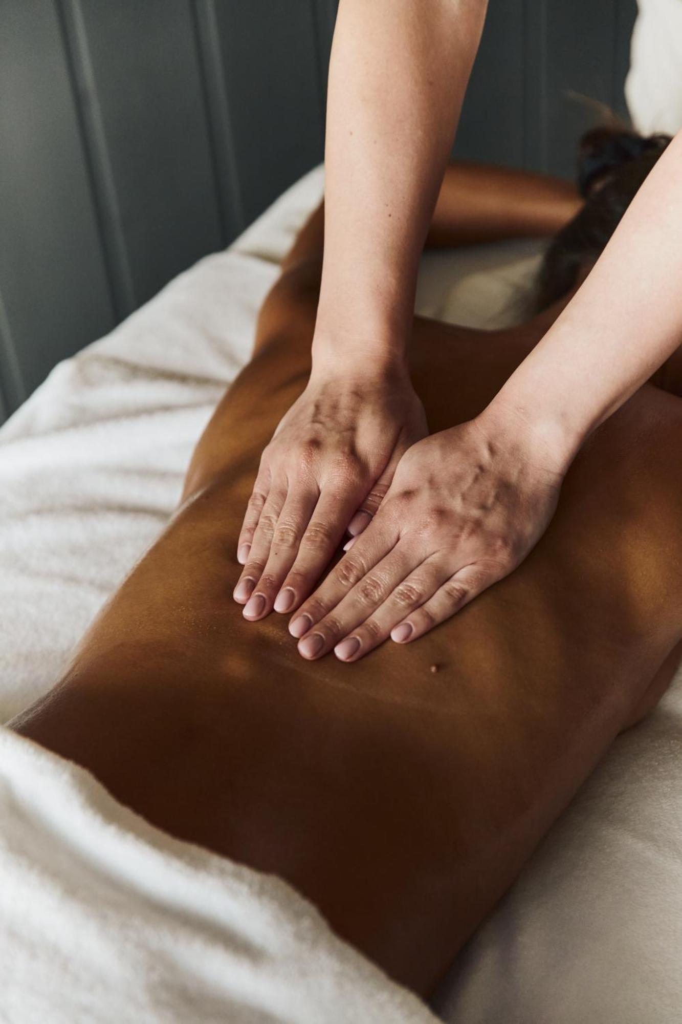 Hotel Plage Palace & Spa Palavas-les-Flots Exteriör bild A massage therapist's hands