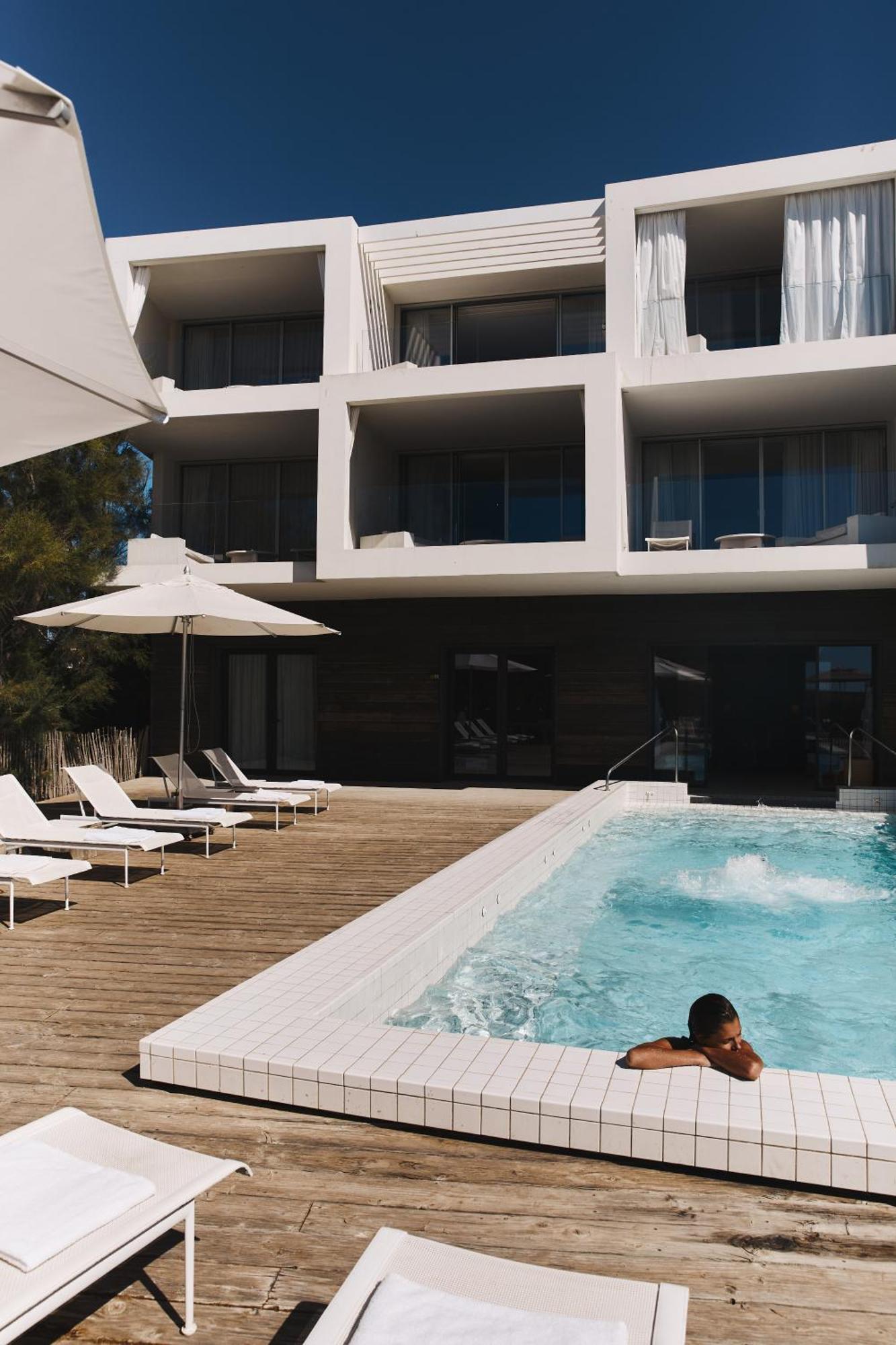 Hotel Plage Palace & Spa Palavas-les-Flots Exteriör bild The hotel's pool